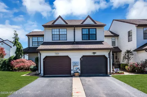 252 Longwood Dr #25-2, Manalapan, NJ 07726