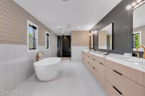 Bath - 2130 Shadow Ln, Wall, NJ 07719 photo 4 of 14
