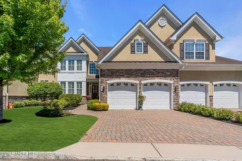 20 Aspen Ln, Tinton Falls, NJ 07724