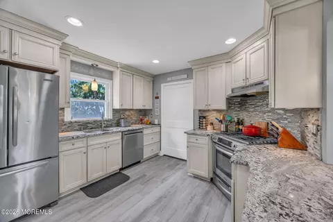 37 Sunset Pl, North Middletown, NJ 07748