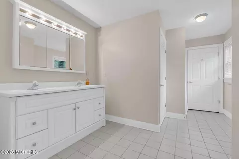 Entry Way - 57 Nautilus Dr W, Leonardo, NJ 07737 photo 2 of 5