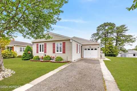 25 Plymouth Dr, Toms River, NJ 08757