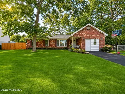 1000 Waldorf Ter, Lakewood, NJ 08701