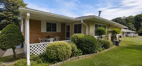 9 W D W Lake Dr, Manchester, NJ 08759
