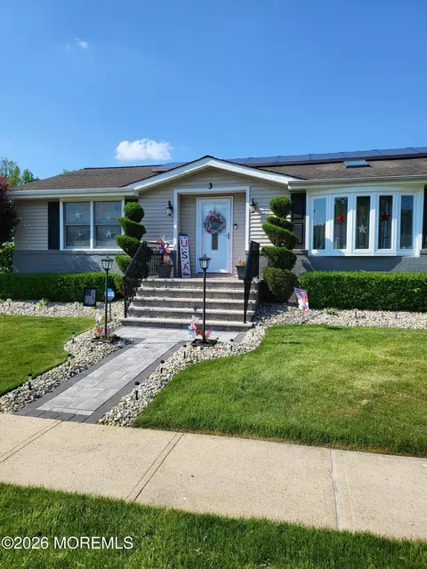 3 Brookview Ln, Manalapan, NJ 07726