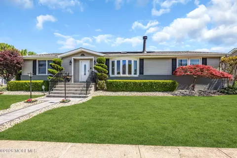 3 Brookview Ln, Manalapan, NJ 07726
