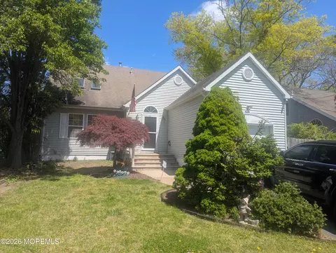 44 East Dr, Toms River, NJ 08753