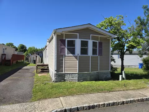 33 Ruffian Way, Howell, NJ 07731