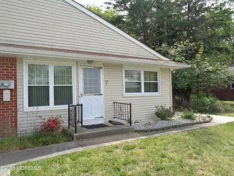 28 B Snowberry Ln, Whiting, NJ 08759