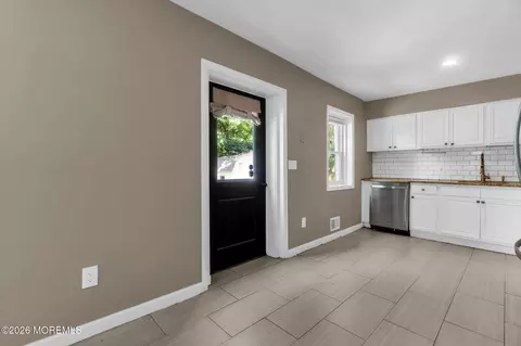 Entry Way - 303 Stephenson Ave, Middlesex, NJ 08846 photo 4 of 4