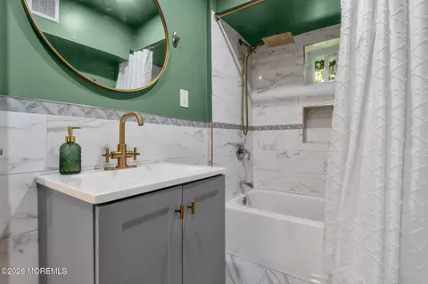 Bath - 303 Stephenson Ave, Middlesex, NJ 08846 photo 2 of 4