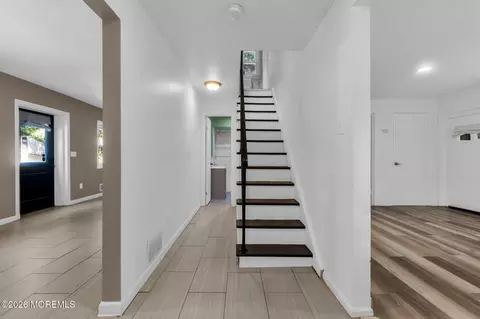 Entry Way - 303 Stephenson Ave, Middlesex, NJ 08846 photo 2 of 4