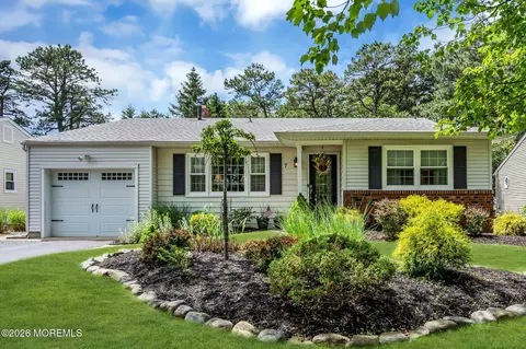 7 Nostrand Dr, Toms River, NJ 08757