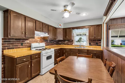 Kitchen - 31 Millbrook Ct, Toms River, NJ 08757 photo 4 of 4