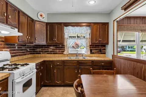 Kitchen - 31 Millbrook Ct, Toms River, NJ 08757 photo 3 of 4