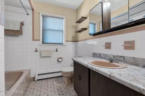 Bath - 31 Millbrook Ct, Toms River, NJ 08757 photo 2 of 2