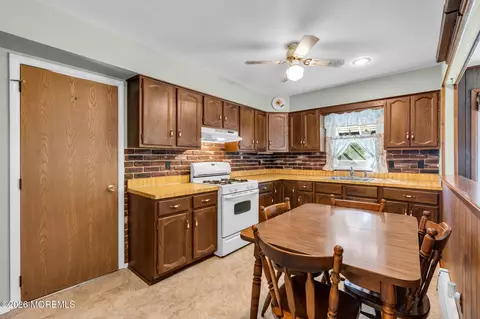 Kitchen - 31 Millbrook Ct, Toms River, NJ 08757 photo 1 of 4