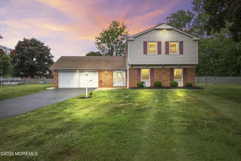 21 Forge Ct, Freehold, NJ 07728
