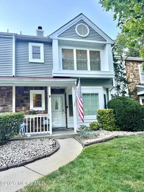 7 Horseshoe Ct, Tinton Falls, NJ 07753