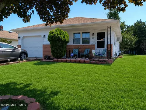 77 Puerto Vallarta St, Toms River, NJ 08757
