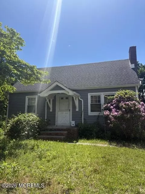 4 Shadow Lake Dr, Red Bank, NJ 07701
