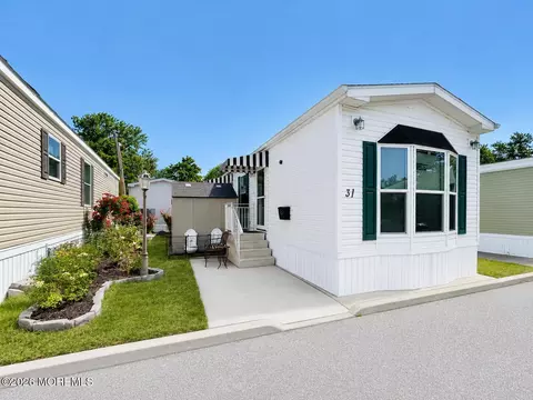 31 Monique Cir, Hazlet, NJ 07730