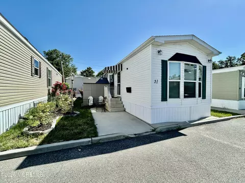 31 Monique Cir, Hazlet, NJ 07730