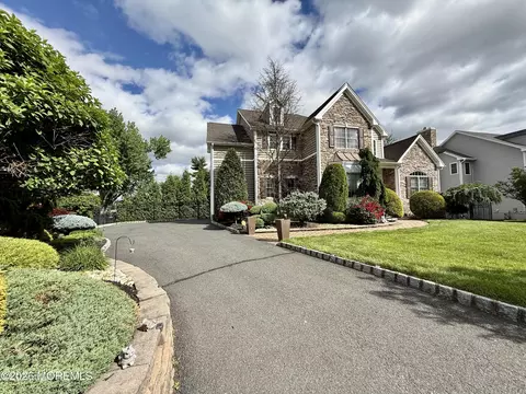 1 Hartman Ct, Clark, NJ 07066