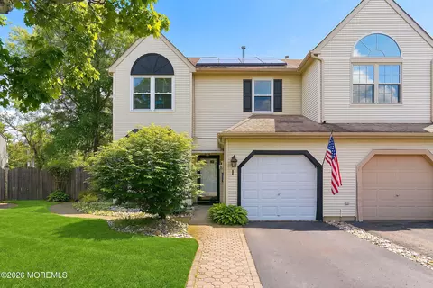 10 Ravenwood Ct, Freehold, NJ 07728