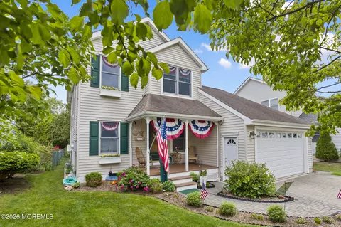 37 Maple Shade Ave E, Hamilton Square, NJ 08690