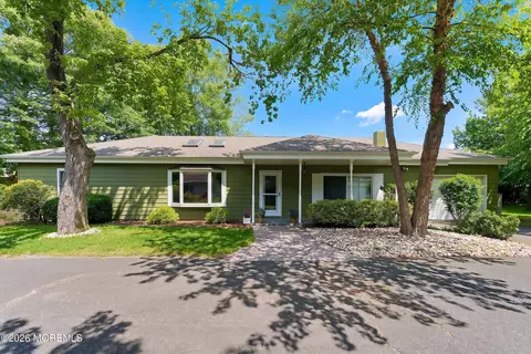 22 Walnut Dr, Howell, NJ 07731