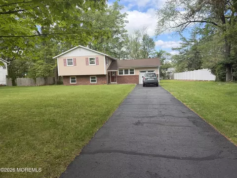 25 Holiday Rd, Manalapan, NJ 07726