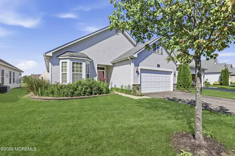 70 Eagle Ridge Cir, Lakewood, NJ 08701