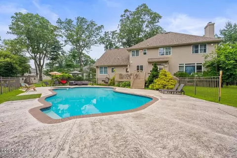 21 Old Queens Ct, Eatontown, NJ 07724