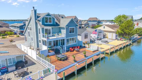 226 Bay Stream Dr, Toms River, NJ 08753