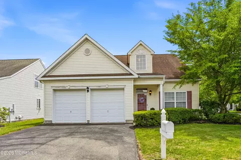 5 Holly Manor Ct, Helmetta, NJ 08828