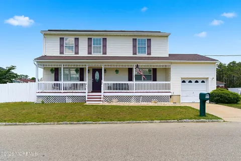 16 Cherry St, Beachwood, NJ 08722