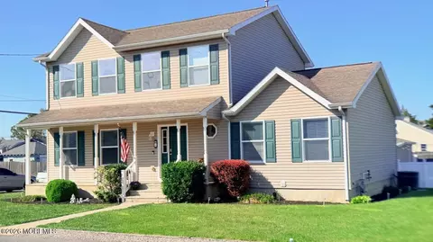 6 Spring St, Beachwood, NJ 08722