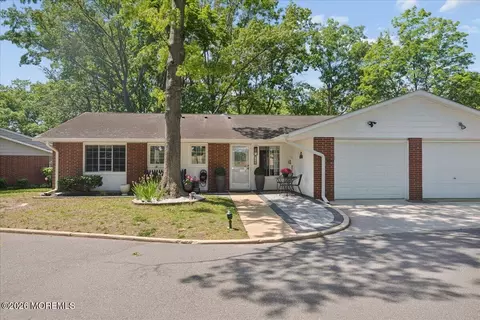 584 Lake Point Dr # B, Lakewood, NJ 08701