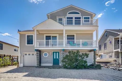 20 Carroll Ave, Tuckerton, NJ 08087
