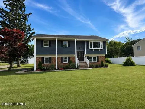 104 Sunset Ct, Middletown, NJ 07748
