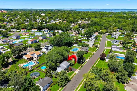 20 Bromley Dr, Hazlet, NJ 07730