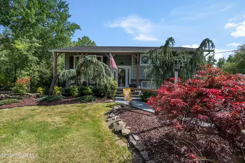 7 Oxford Rd, Manalapan, NJ 07726