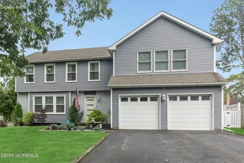 4 Laurel Crest Dr, Howell, NJ 07731