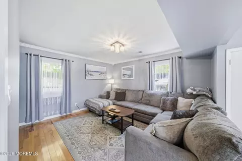 47 Kendall Dr, Parlin, NJ 08859