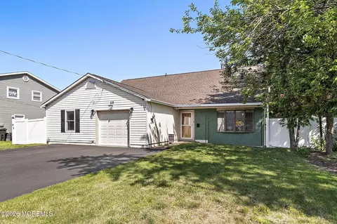 25 Carlow Way, Hazlet, NJ 07730