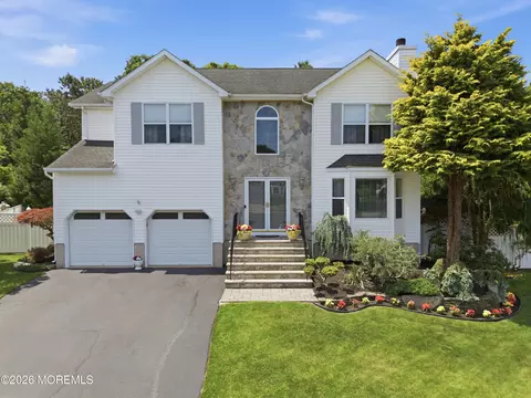 42 Netty St, Howell, NJ 07731