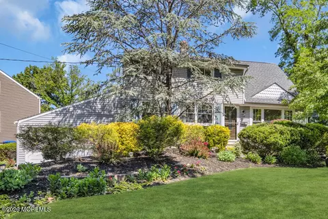 10 Collinson Dr, Middletown, NJ 07748