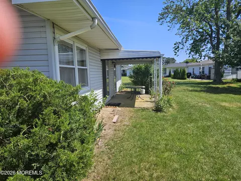 Exterior - 5 Spenser Ct, Brick, NJ 08724 photo 3 of 4