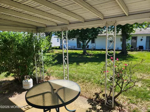 Exterior - 5 Spenser Ct, Brick, NJ 08724 photo 2 of 4
